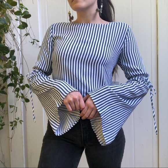 ❤️SOLD❤️Retro Bell Sleeve Top - Picture 3 of 8